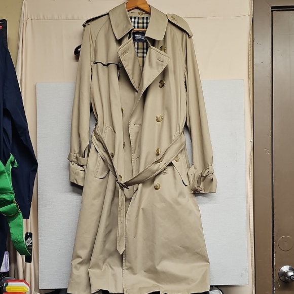 BURBERRY'S VINTAGE MENS TRENCHCOAT BFPM-01-001